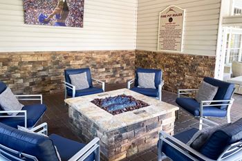 Fire pit & lounge area